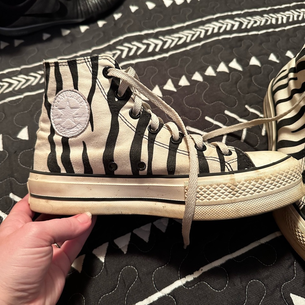 Platform Converse. Offwhite and black. Daughter outgrew